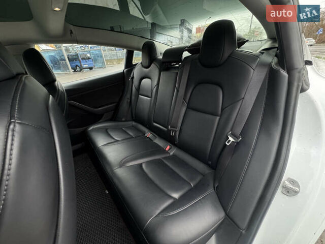 Білий Тесла Модель 3, об'ємом двигуна 0 л та пробігом 110 тис. км за 16900 $, фото 17 на Automoto.ua