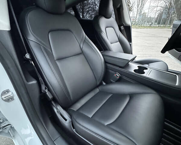 Белый Тесла Модель 3, объемом двигателя 0 л и пробегом 85 тыс. км за 21999 $, фото 20 на Automoto.ua