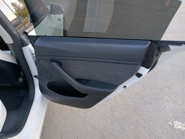 Білий Тесла Модель 3, об'ємом двигуна 0 л та пробігом 100 тис. км за 24500 $, фото 12 на Automoto.ua