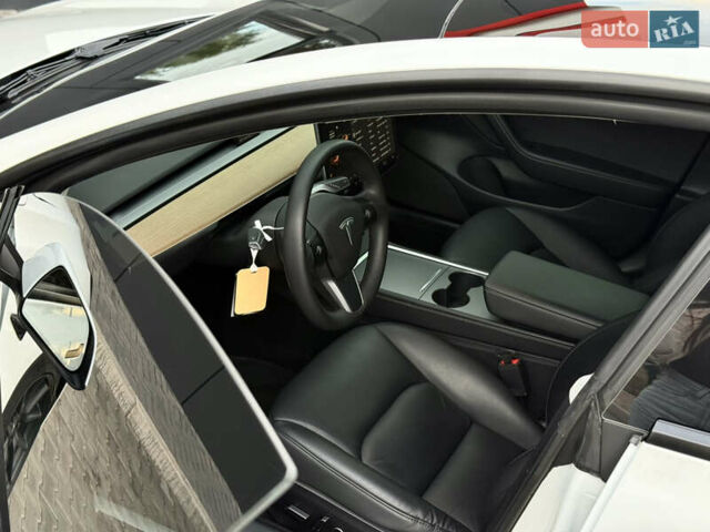 Белый Тесла Модель 3, объемом двигателя 0 л и пробегом 70 тыс. км за 22600 $, фото 24 на Automoto.ua