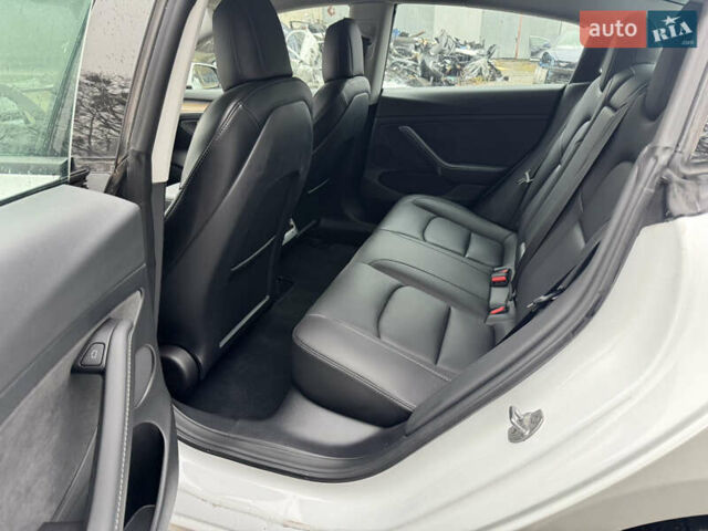 Белый Тесла Модель 3, объемом двигателя 0 л и пробегом 28 тыс. км за 19990 $, фото 24 на Automoto.ua