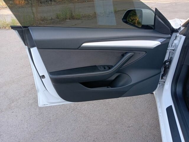 Білий Тесла Модель 3, об'ємом двигуна 0 л та пробігом 100 тис. км за 24500 $, фото 3 на Automoto.ua