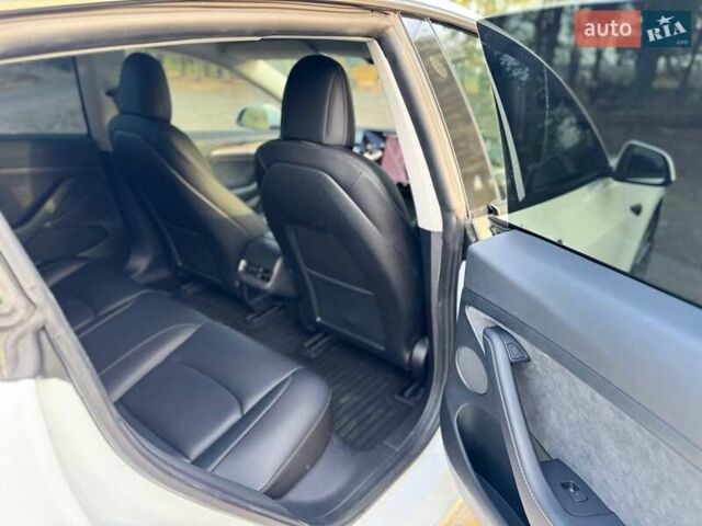 Білий Тесла Модель 3, об'ємом двигуна 0 л та пробігом 52 тис. км за 22000 $, фото 10 на Automoto.ua