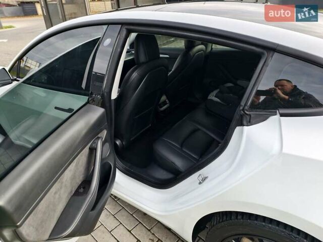 Білий Тесла Модель 3, об'ємом двигуна 0 л та пробігом 117 тис. км за 18900 $, фото 8 на Automoto.ua