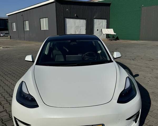 Белый Тесла Модель 3, объемом двигателя 0 л и пробегом 56 тыс. км за 20877 $, фото 17 на Automoto.ua