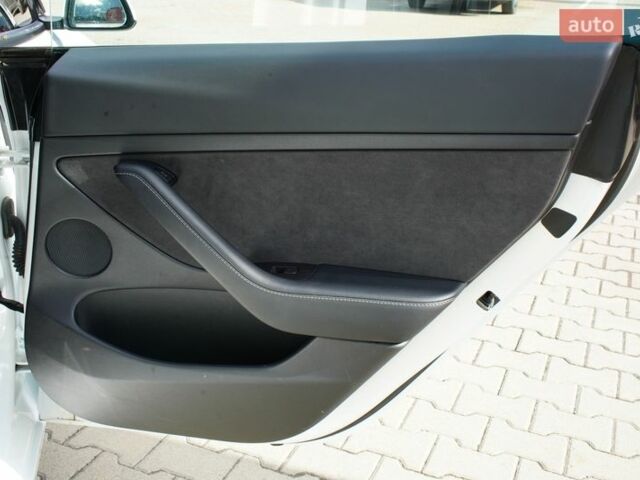 Білий Тесла Модель 3, об'ємом двигуна 0 л та пробігом 33 тис. км за 19499 $, фото 26 на Automoto.ua