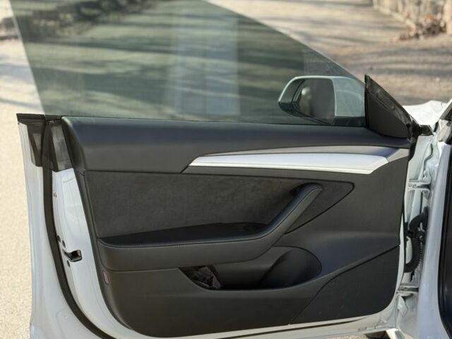 Білий Тесла Модель 3, об'ємом двигуна 0 л та пробігом 72 тис. км за 23499 $, фото 13 на Automoto.ua