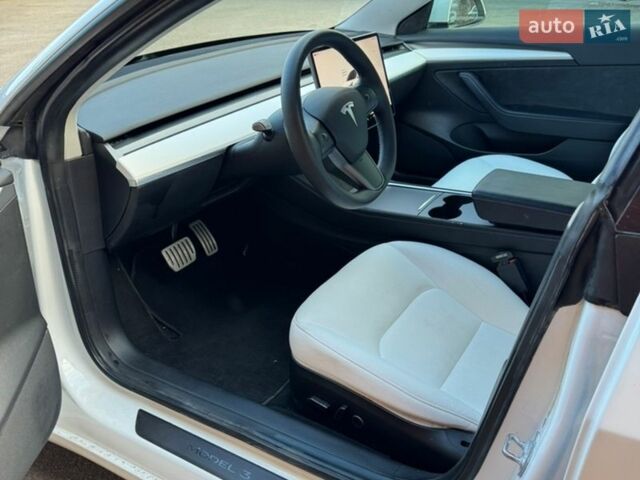 Белый Тесла Модель 3, объемом двигателя 0 л и пробегом 64 тыс. км за 21999 $, фото 6 на Automoto.ua