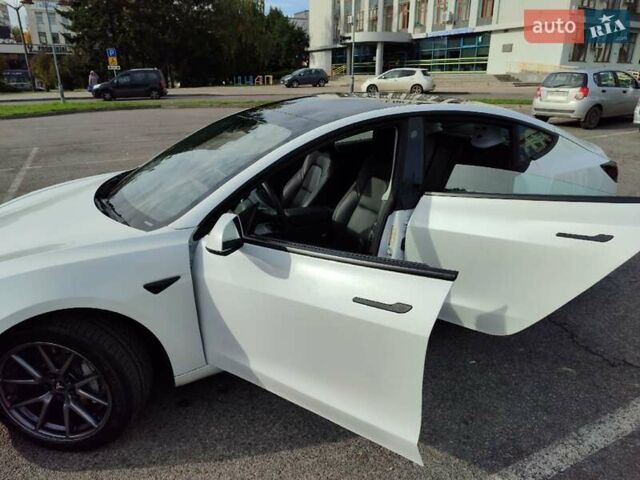 Белый Тесла Модель 3, объемом двигателя 0 л и пробегом 180 тыс. км за 20200 $, фото 37 на Automoto.ua