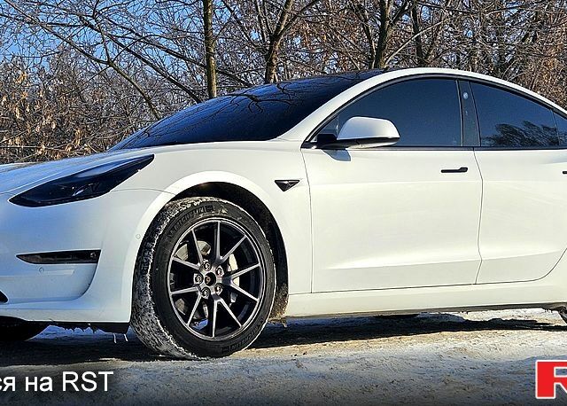Белый Тесла Модель 3, объемом двигателя 0.18 л и пробегом 90 тыс. км за 18700 $, фото 4 на Automoto.ua