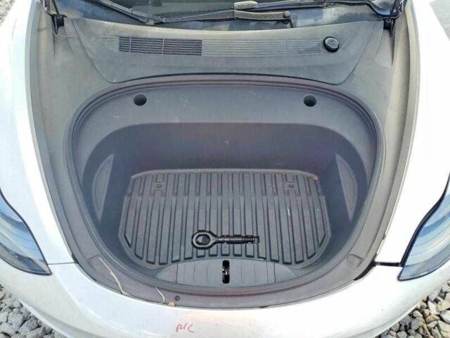 Белый Тесла Модель 3, объемом двигателя 0 л и пробегом 80 тыс. км за 13900 $, фото 3 на Automoto.ua