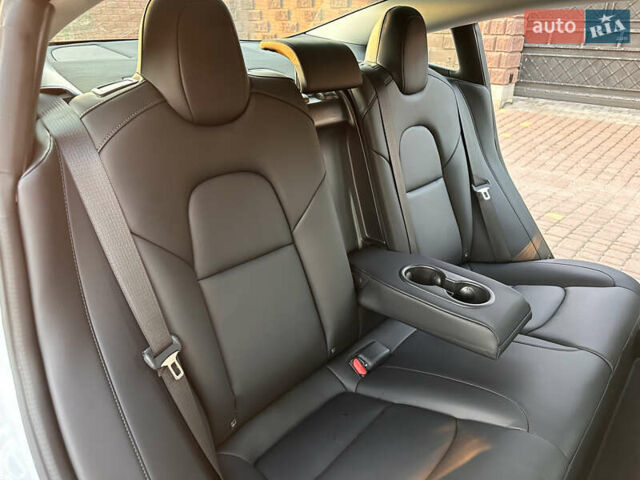 Белый Тесла Модель 3, объемом двигателя 0 л и пробегом 1 тыс. км за 37999 $, фото 44 на Automoto.ua