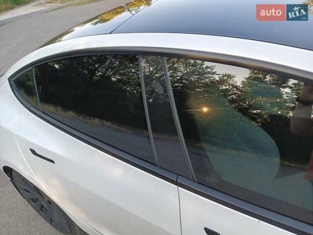 Белый Тесла Модель 3, объемом двигателя 0 л и пробегом 100 тыс. км за 25000 $, фото 2 на Automoto.ua