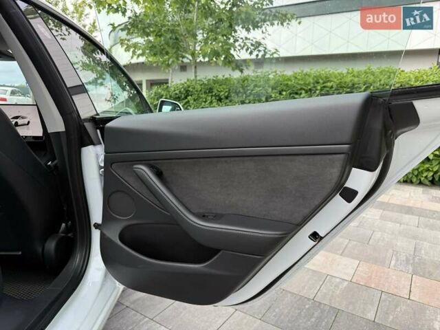 Белый Тесла Модель 3, объемом двигателя 0 л и пробегом 65 тыс. км за 29999 $, фото 25 на Automoto.ua