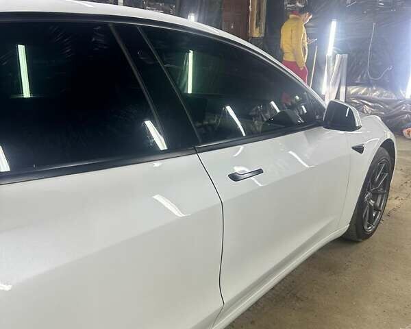 Белый Тесла Модель 3, объемом двигателя 0 л и пробегом 125 тыс. км за 22000 $, фото 5 на Automoto.ua