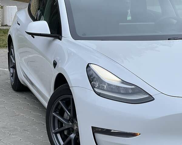 Белый Тесла Модель 3, объемом двигателя 0 л и пробегом 22 тыс. км за 24999 $, фото 2 на Automoto.ua