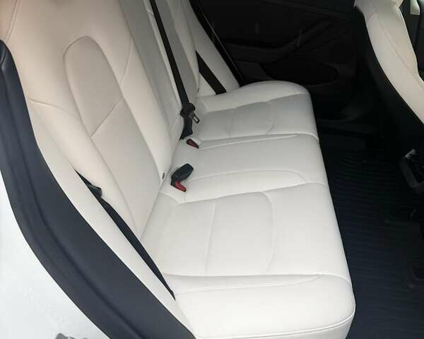 Белый Тесла Модель 3, объемом двигателя 0 л и пробегом 40 тыс. км за 25000 $, фото 11 на Automoto.ua