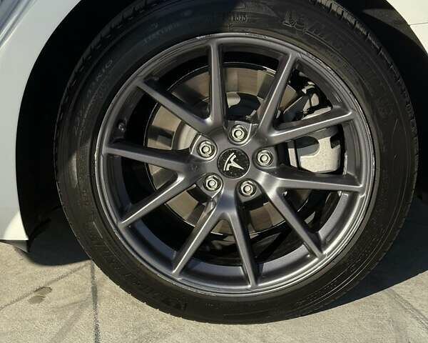 Белый Тесла Модель 3, объемом двигателя 0 л и пробегом 38 тыс. км за 24300 $, фото 21 на Automoto.ua