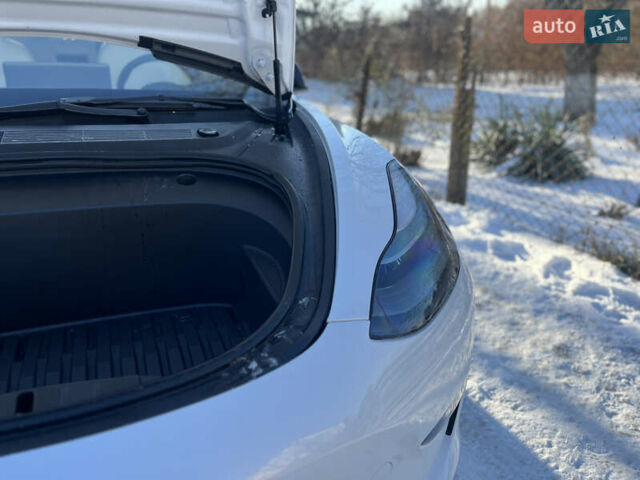 Білий Тесла Модель 3, об'ємом двигуна 0 л та пробігом 38 тис. км за 20999 $, фото 13 на Automoto.ua