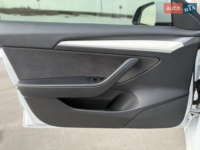 Білий Тесла Модель 3, об'ємом двигуна 0 л та пробігом 48 тис. км за 22900 $, фото 6 на Automoto.ua