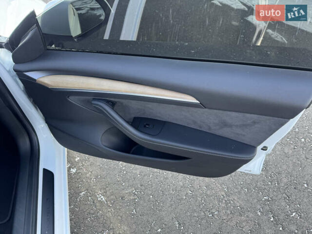 Білий Тесла Модель 3, об'ємом двигуна 0 л та пробігом 47 тис. км за 24500 $, фото 21 на Automoto.ua