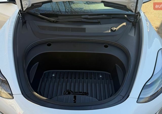 Белый Тесла Модель 3, объемом двигателя 0 л и пробегом 49 тыс. км за 25200 $, фото 16 на Automoto.ua