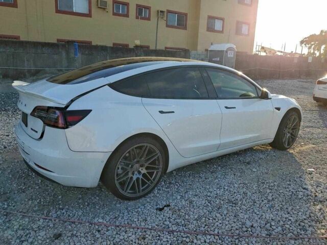 Белый Тесла Модель 3, объемом двигателя 0 л и пробегом 70 тыс. км за 5500 $, фото 2 на Automoto.ua