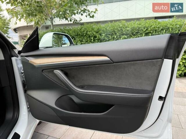 Белый Тесла Модель 3, объемом двигателя 0 л и пробегом 65 тыс. км за 29999 $, фото 26 на Automoto.ua