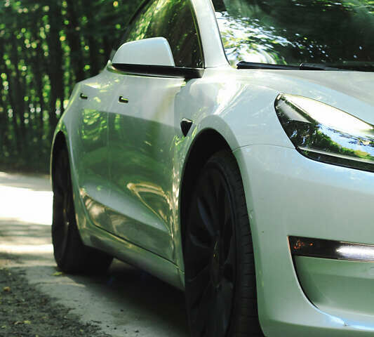 Белый Тесла Модель 3, объемом двигателя 0 л и пробегом 94 тыс. км за 25500 $, фото 1 на Automoto.ua