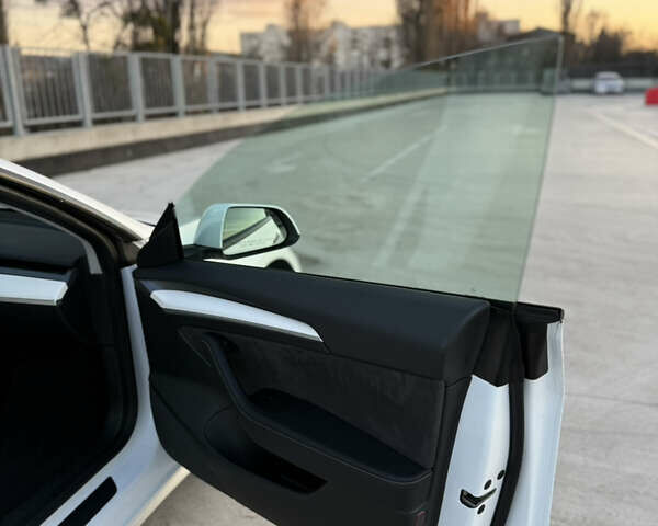 Белый Тесла Модель 3, объемом двигателя 0 л и пробегом 77 тыс. км за 25000 $, фото 11 на Automoto.ua