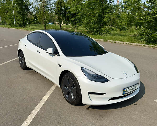 Білий Тесла Модель 3, об'ємом двигуна 0 л та пробігом 65 тис. км за 22500 $, фото 1 на Automoto.ua