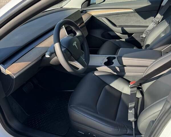 Белый Тесла Модель 3, объемом двигателя 0 л и пробегом 56 тыс. км за 20877 $, фото 16 на Automoto.ua