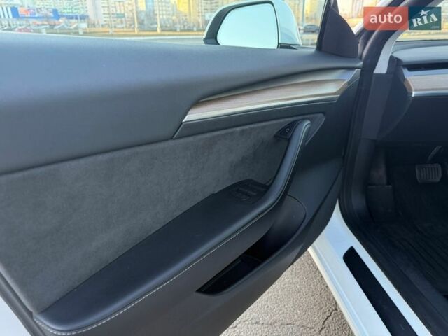 Белый Тесла Модель 3, объемом двигателя 0 л и пробегом 81 тыс. км за 17500 $, фото 17 на Automoto.ua