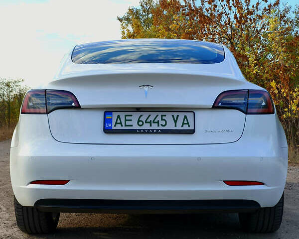 Білий Тесла Модель 3, об'ємом двигуна 0 л та пробігом 65 тис. км за 23500 $, фото 7 на Automoto.ua