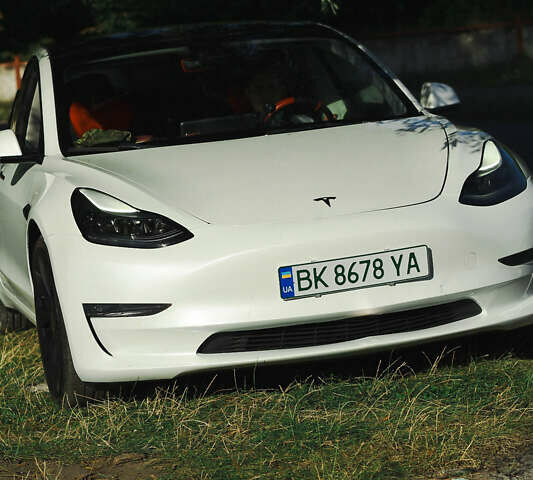 Белый Тесла Модель 3, объемом двигателя 0 л и пробегом 94 тыс. км за 25500 $, фото 6 на Automoto.ua