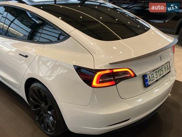 Белый Тесла Модель 3, объемом двигателя 0 л и пробегом 18 тыс. км за 28999 $, фото 7 на Automoto.ua