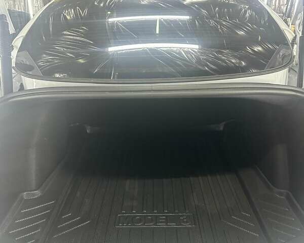 Белый Тесла Модель 3, объемом двигателя 0 л и пробегом 125 тыс. км за 22000 $, фото 18 на Automoto.ua