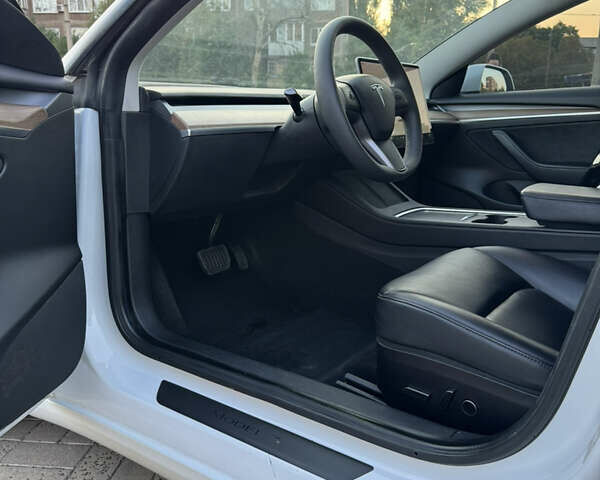 Белый Тесла Модель 3, объемом двигателя 0 л и пробегом 114 тыс. км за 18500 $, фото 4 на Automoto.ua