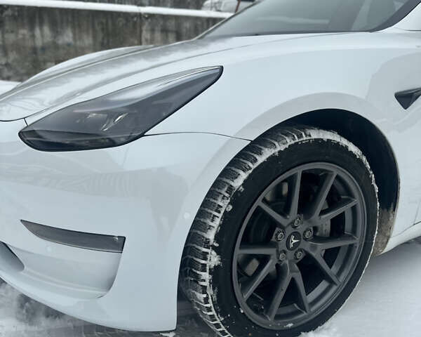 Белый Тесла Модель 3, объемом двигателя 0 л и пробегом 62 тыс. км за 23500 $, фото 4 на Automoto.ua