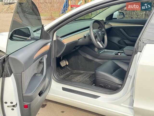 Білий Тесла Модель 3, об'ємом двигуна 0 л та пробігом 117 тис. км за 21300 $, фото 4 на Automoto.ua