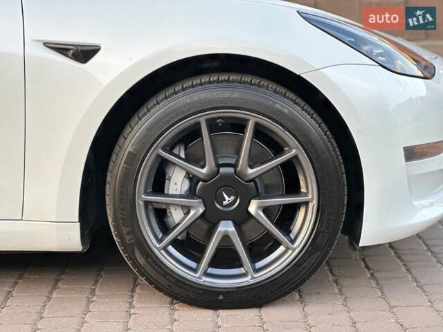 Белый Тесла Модель 3, объемом двигателя 0 л и пробегом 1 тыс. км за 37999 $, фото 28 на Automoto.ua