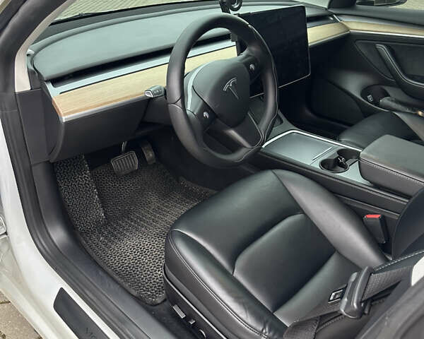 Белый Тесла Модель 3, объемом двигателя 0 л и пробегом 132 тыс. км за 21999 $, фото 5 на Automoto.ua