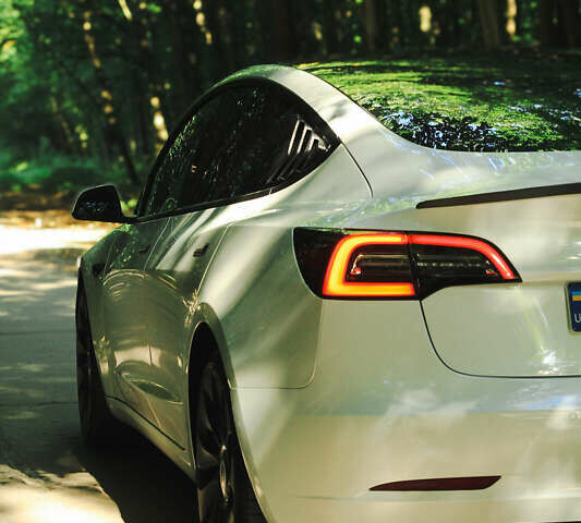 Белый Тесла Модель 3, объемом двигателя 0 л и пробегом 94 тыс. км за 25500 $, фото 3 на Automoto.ua