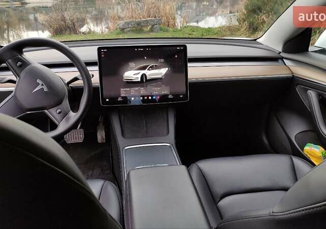 Білий Тесла Модель 3, об'ємом двигуна 0 л та пробігом 58 тис. км за 23500 $, фото 6 на Automoto.ua