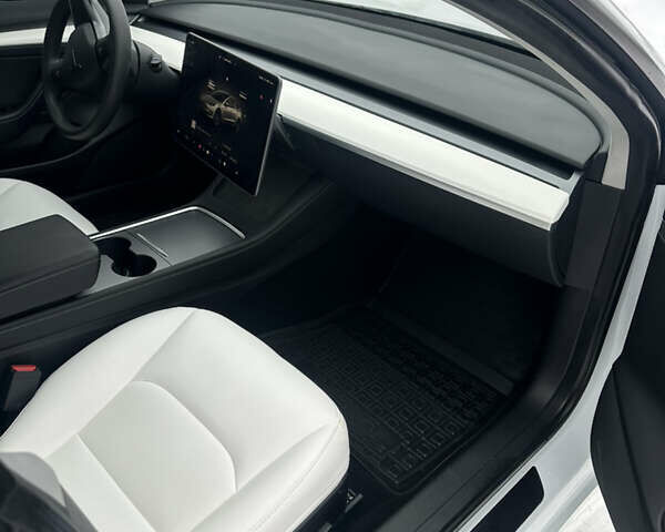 Белый Тесла Модель 3, объемом двигателя 0 л и пробегом 62 тыс. км за 23500 $, фото 26 на Automoto.ua