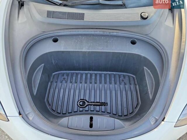 Белый Тесла Модель 3, объемом двигателя 0 л и пробегом 68 тыс. км за 6000 $, фото 10 на Automoto.ua