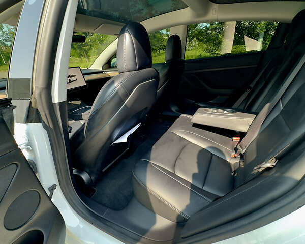 Белый Тесла Модель 3, объемом двигателя 0 л и пробегом 65 тыс. км за 22000 $, фото 15 на Automoto.ua