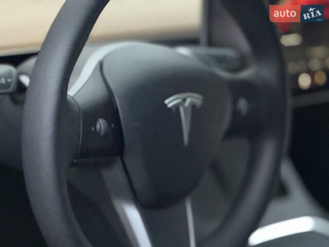 Белый Тесла Модель 3, объемом двигателя 0 л и пробегом 85 тыс. км за 21999 $, фото 25 на Automoto.ua