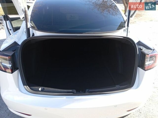 Білий Тесла Модель 3, об'ємом двигуна 0 л та пробігом 56 тис. км за 24500 $, фото 11 на Automoto.ua