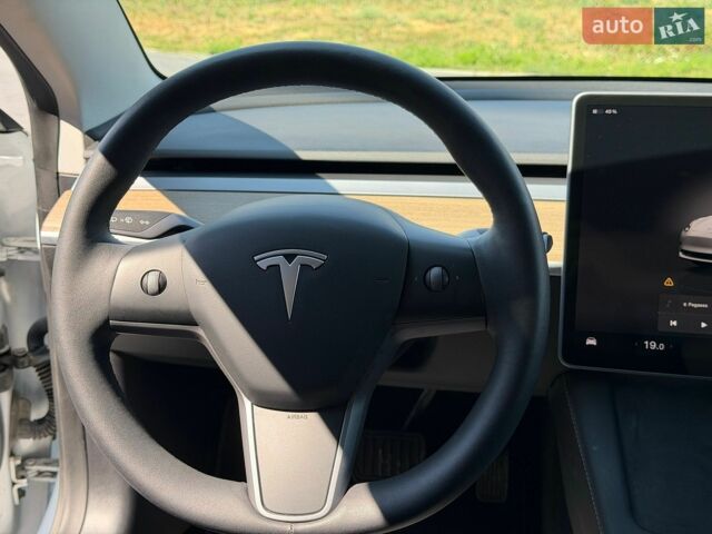 Білий Тесла Модель 3, об'ємом двигуна 0 л та пробігом 60 тис. км за 21500 $, фото 20 на Automoto.ua